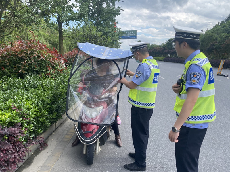 汝城交警：争文明城市 护交通安全