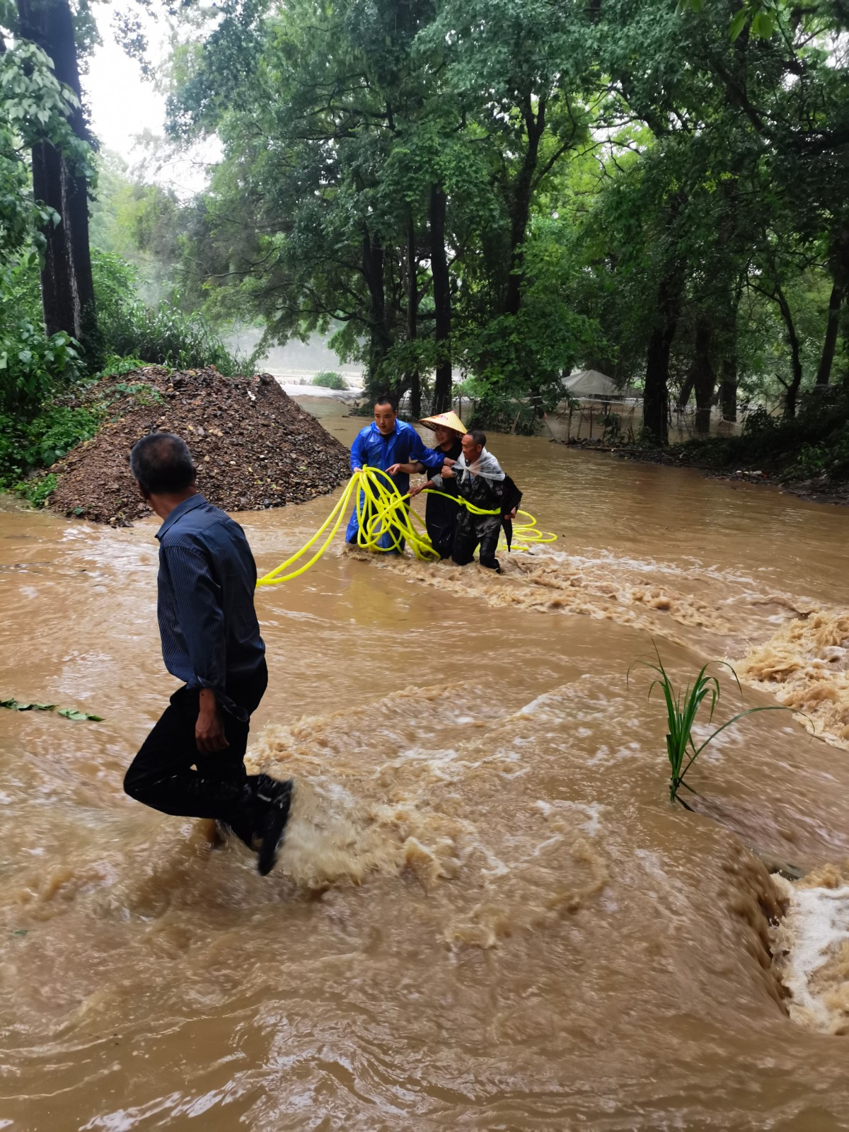 暖水镇：多方联动 冒雨合力救援被困河中群众