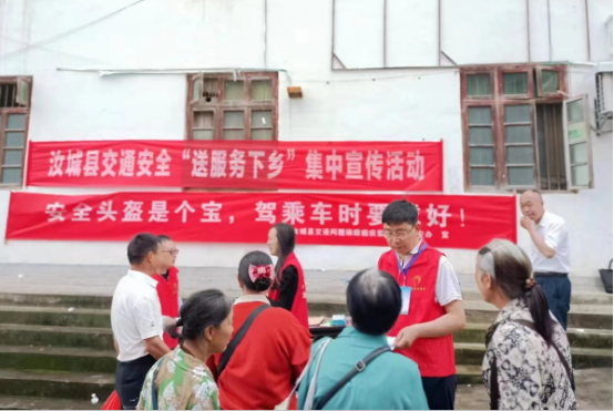暖水镇：走进群众开展交通安全宣传活动