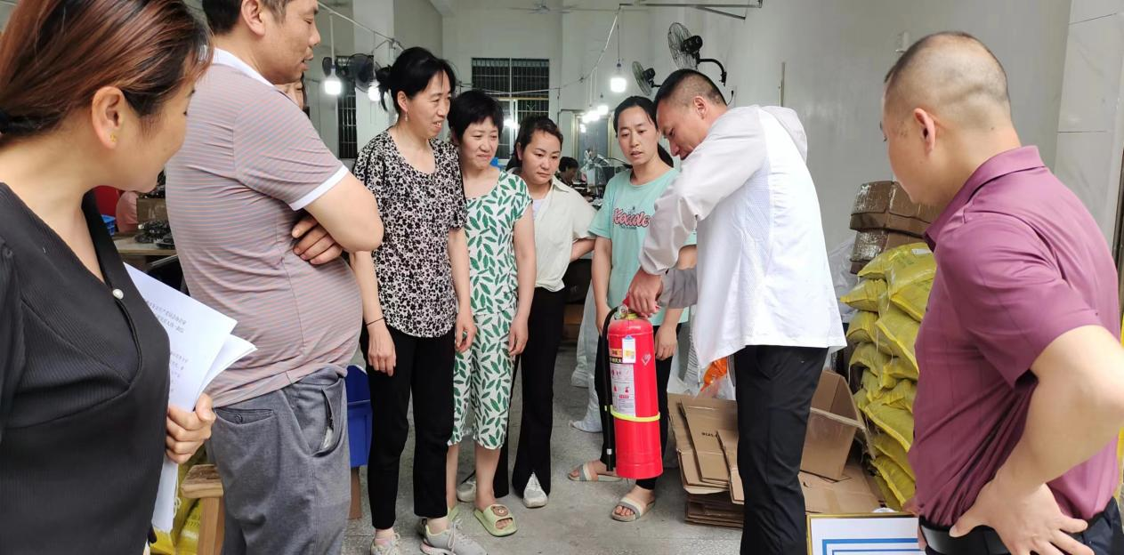 大坪镇筑牢安全“防火墙”，进企业宣传消防知识