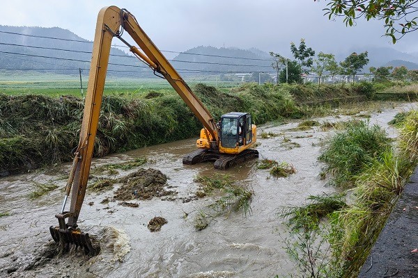 汝城县井坡镇：开展河道清淤扫障 保障河道排水畅通