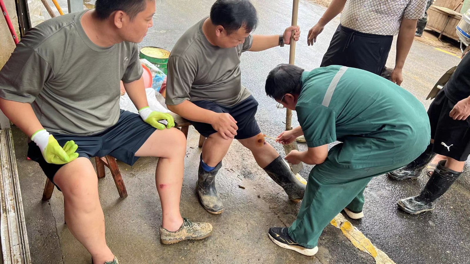 县人民医院坚决守护受灾群众生命健康安全