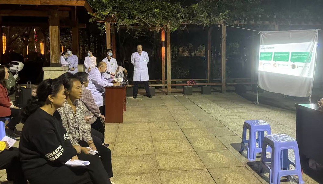 汝城：中医摆“地摊”  护康强骨行